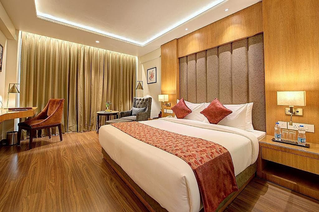 1 King Bed, Non-Smoking, Premium Room, Balcony, Valley View