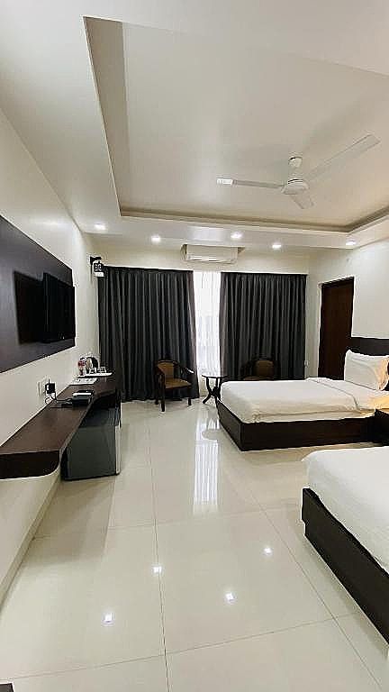 BSG Absolute Porvorim Regency Executive Room with Twin Beds and Balcony 2