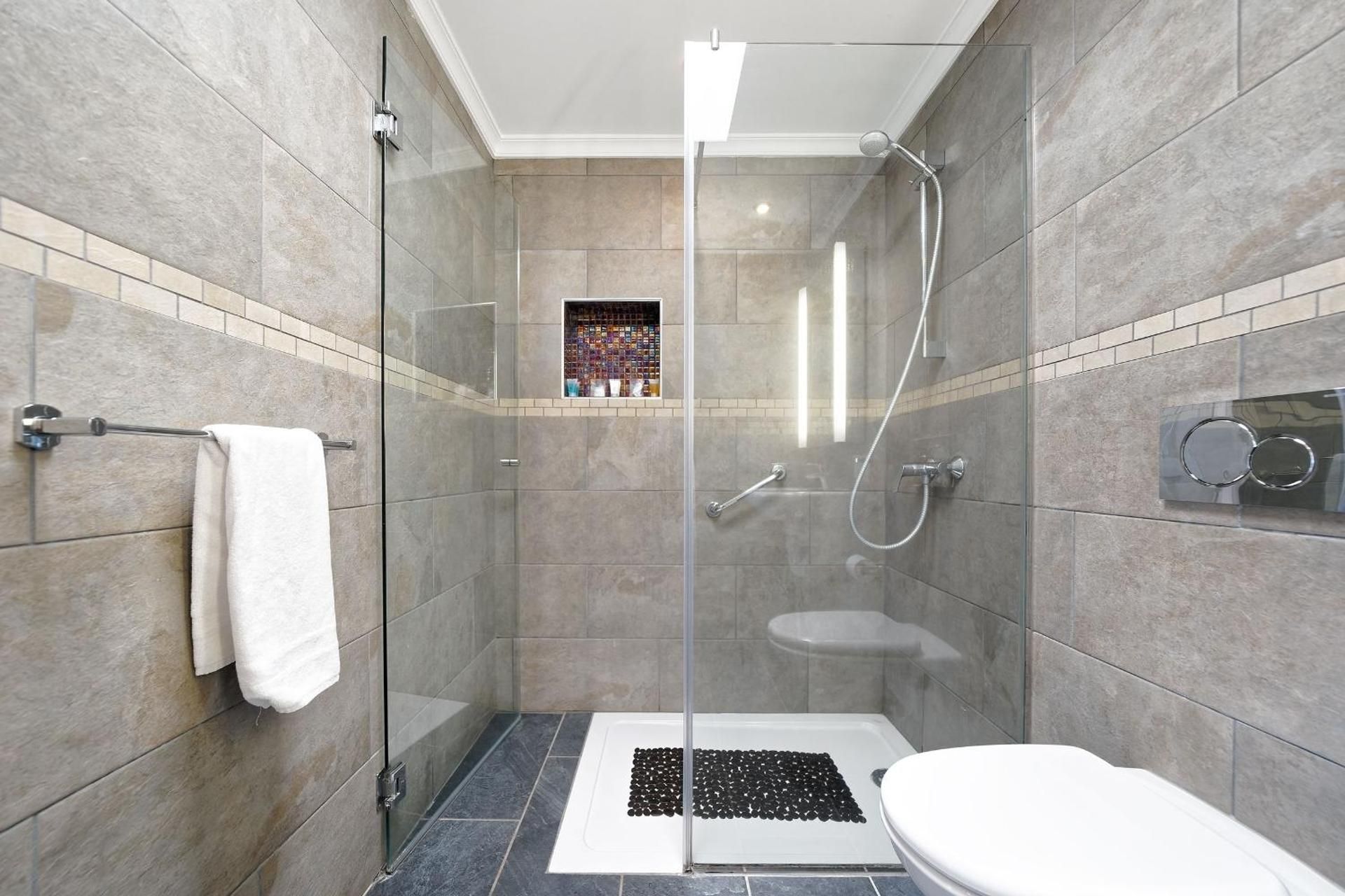 Deluxe Two-Bedroom Apartment with sea view (2-6 Adults)
