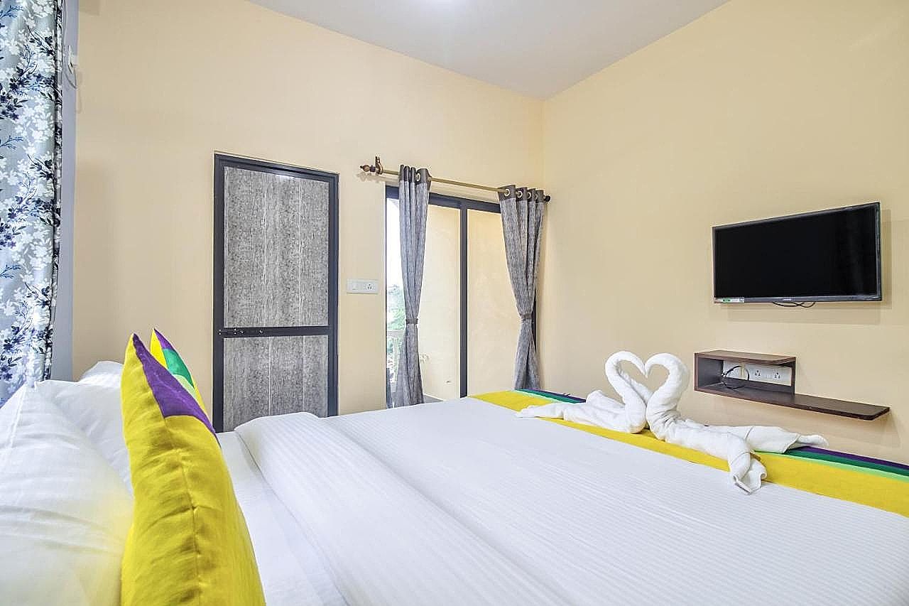 Crystal Bay Baga Triple Room with Balcony 3