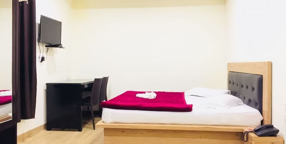 Hotel Dalhousie Grand Deluxe Room