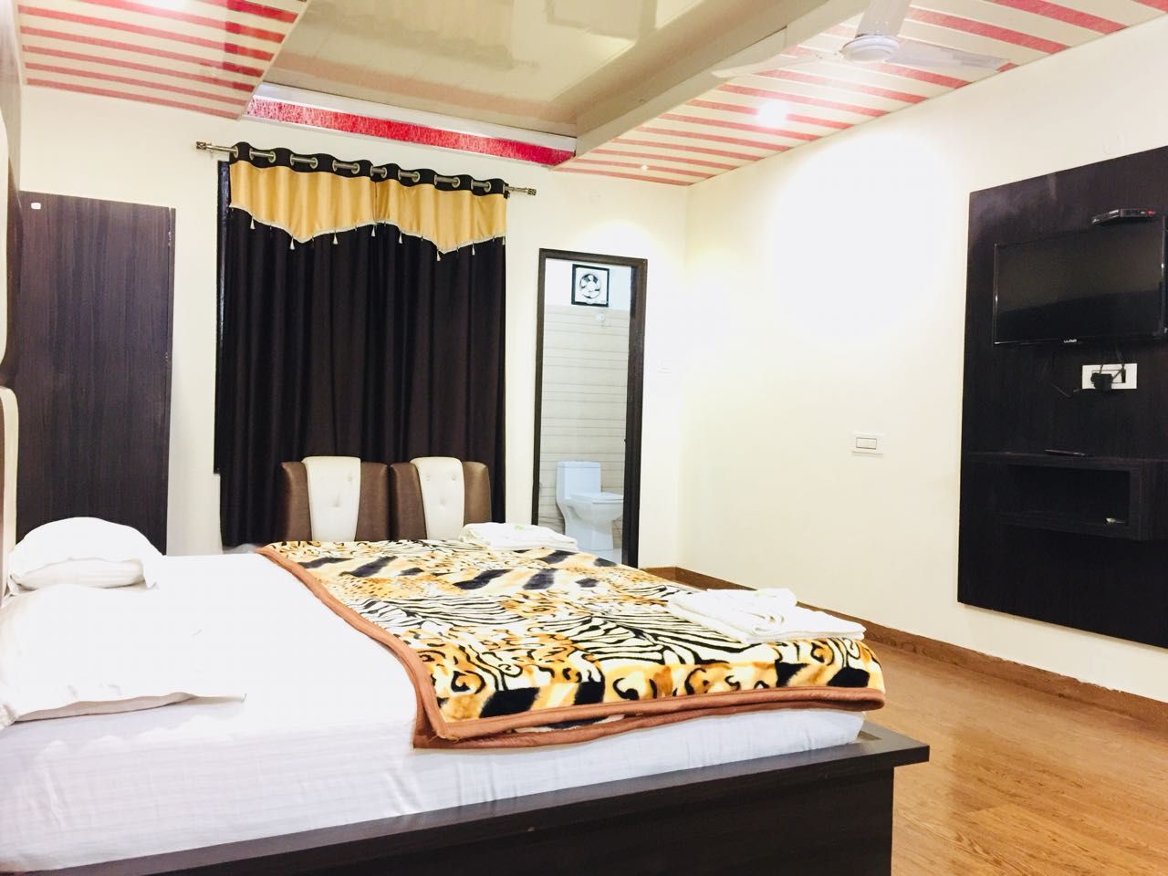 Hotel Dalhousie Grand Deluxe Room 3