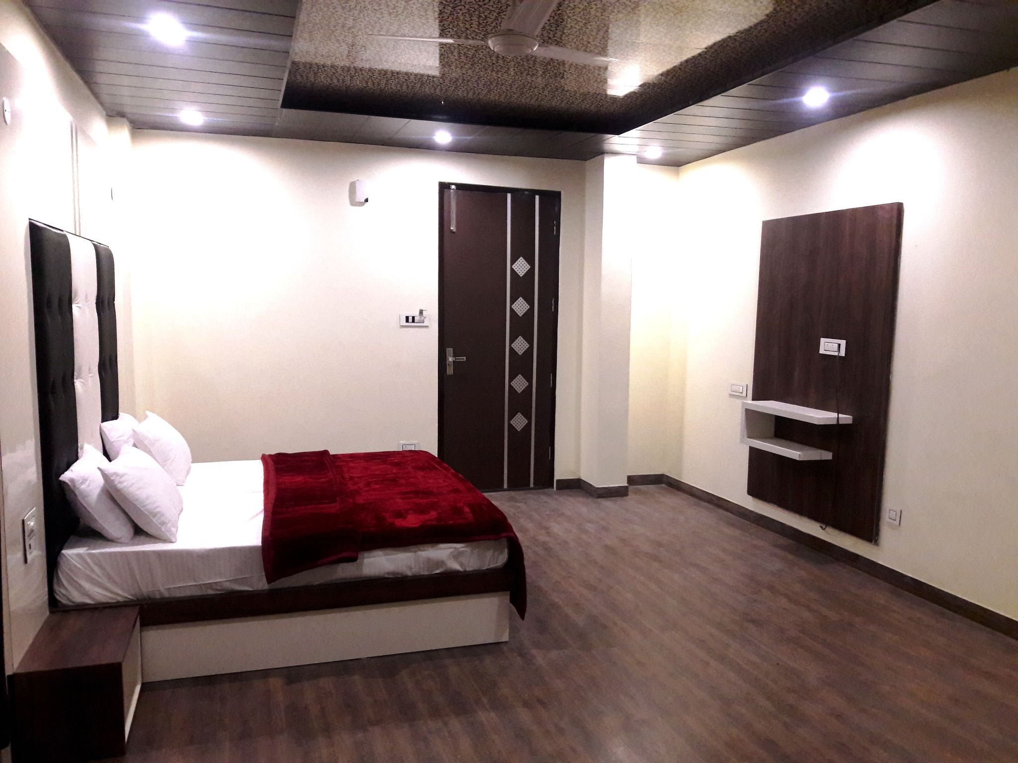 Hotel Dalhousie Grand Deluxe Room 2