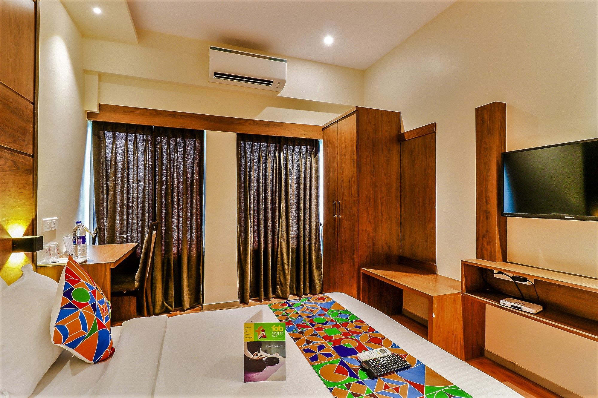 FabHotel Ascot International Deluxe Room 4