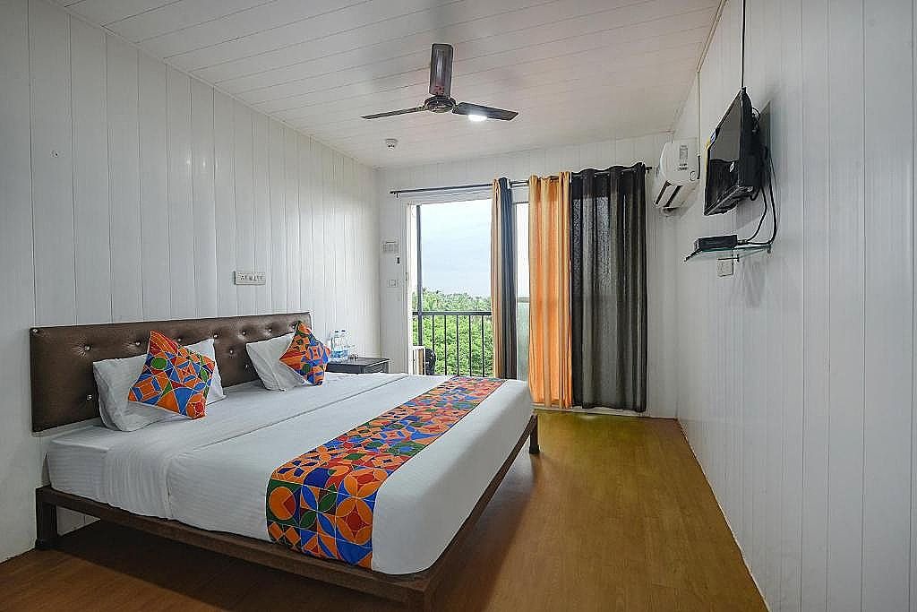 Via Vincy Palace Deluxe Room 2