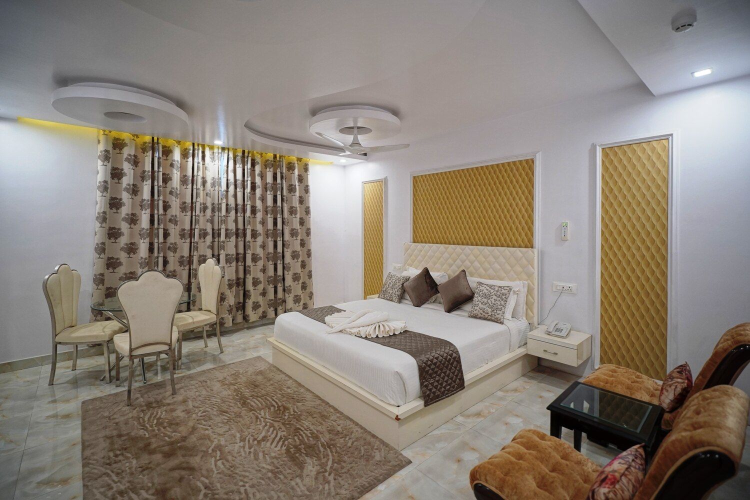 Royal Suite with Bathtub Room