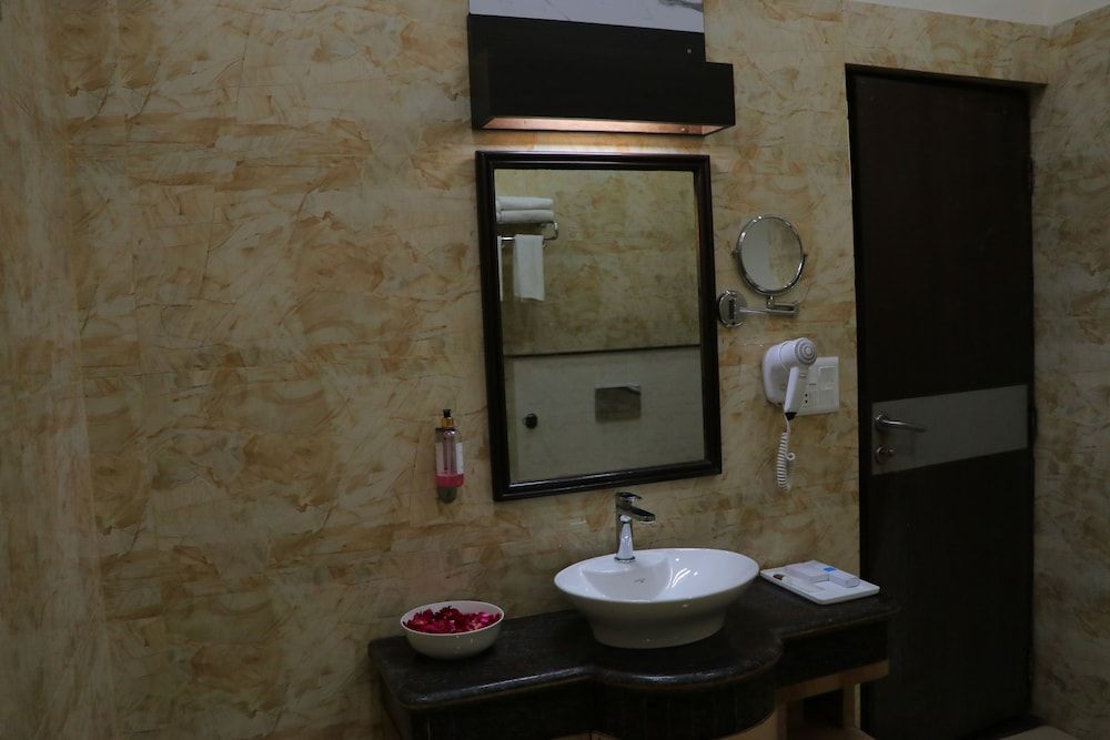 Hotel Clarks Inn Express Bharatpur Deluxe Room 8