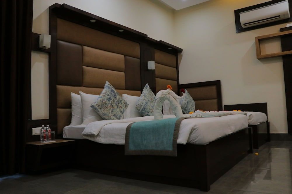Hotel Clarks Inn Express Bharatpur Deluxe Room 5