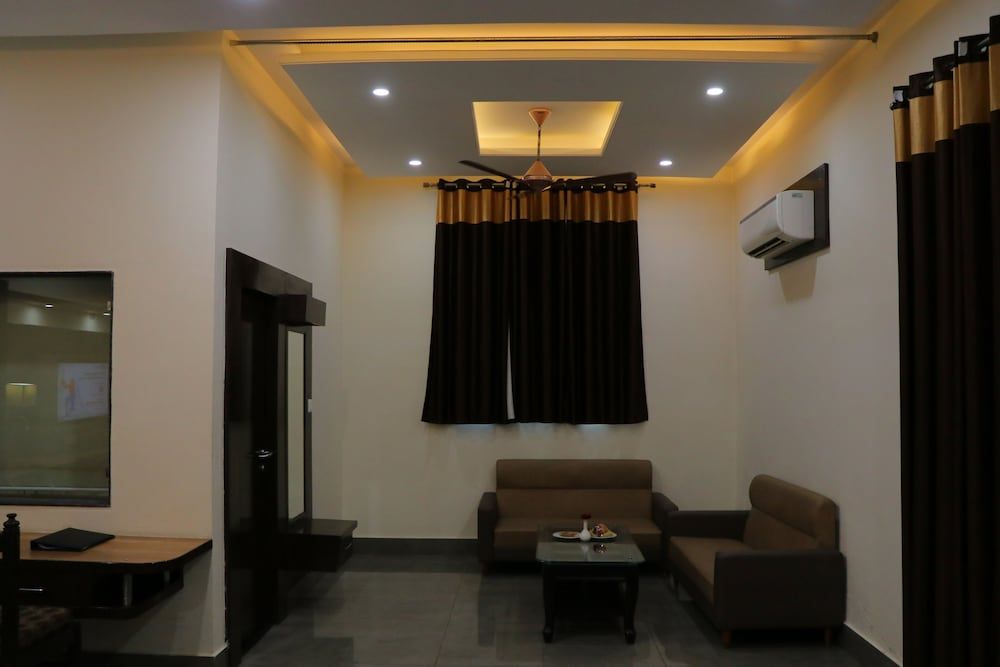 Hotel Clarks Inn Express Bharatpur Deluxe Room 9