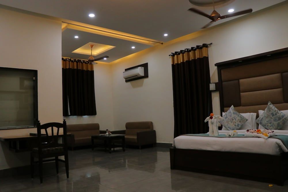 Hotel Clarks Inn Express Bharatpur Deluxe Room 10