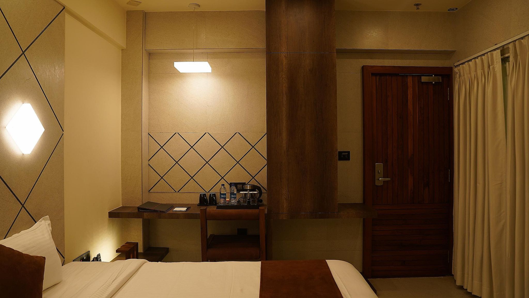 De Glance Hotel - Surat COZY ROOM 14