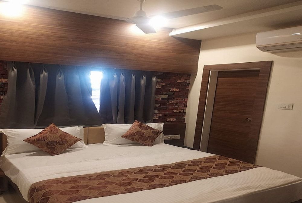 DELUXE TRIPPLE BED ROOM