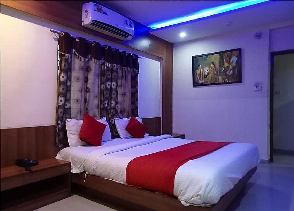 Hotel Krishna Palace Vastrapur Deluxe King Room 2