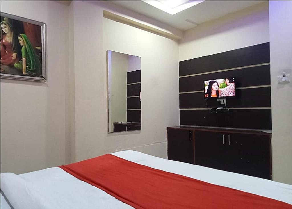 Hotel Krishna Palace Vastrapur Deluxe King Room