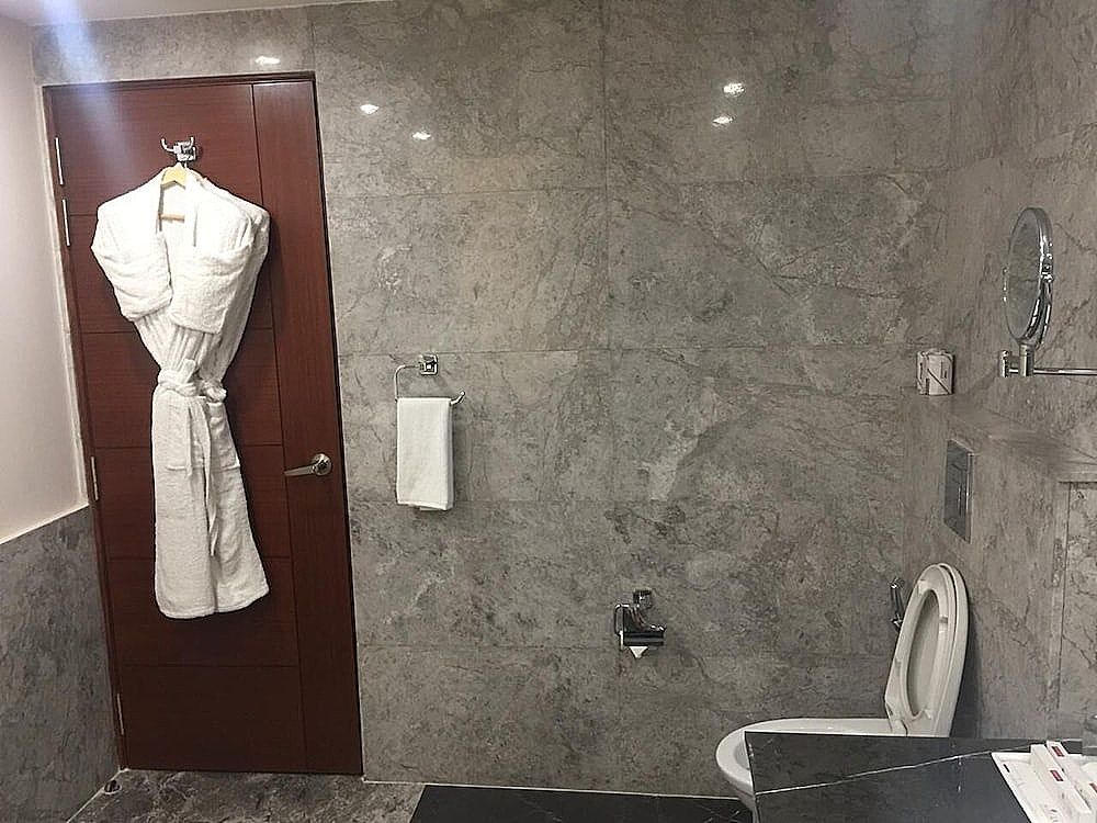 Hotel LA Delhi Superior King Room 15