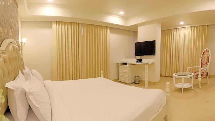 Hotel Magenta Luxury Room 2