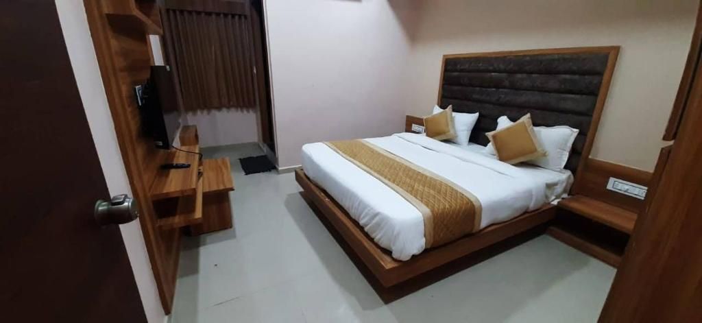 Hotel Mansarovar Deluxe AC Room 3