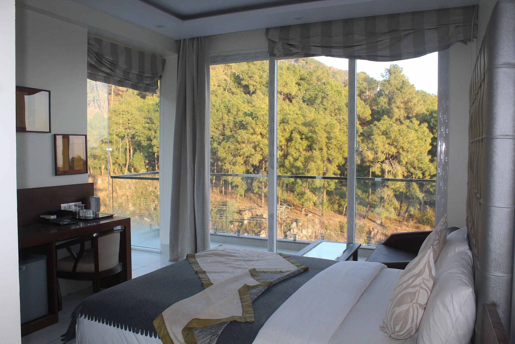 Super Deluxe Room with Balcony Mountain View