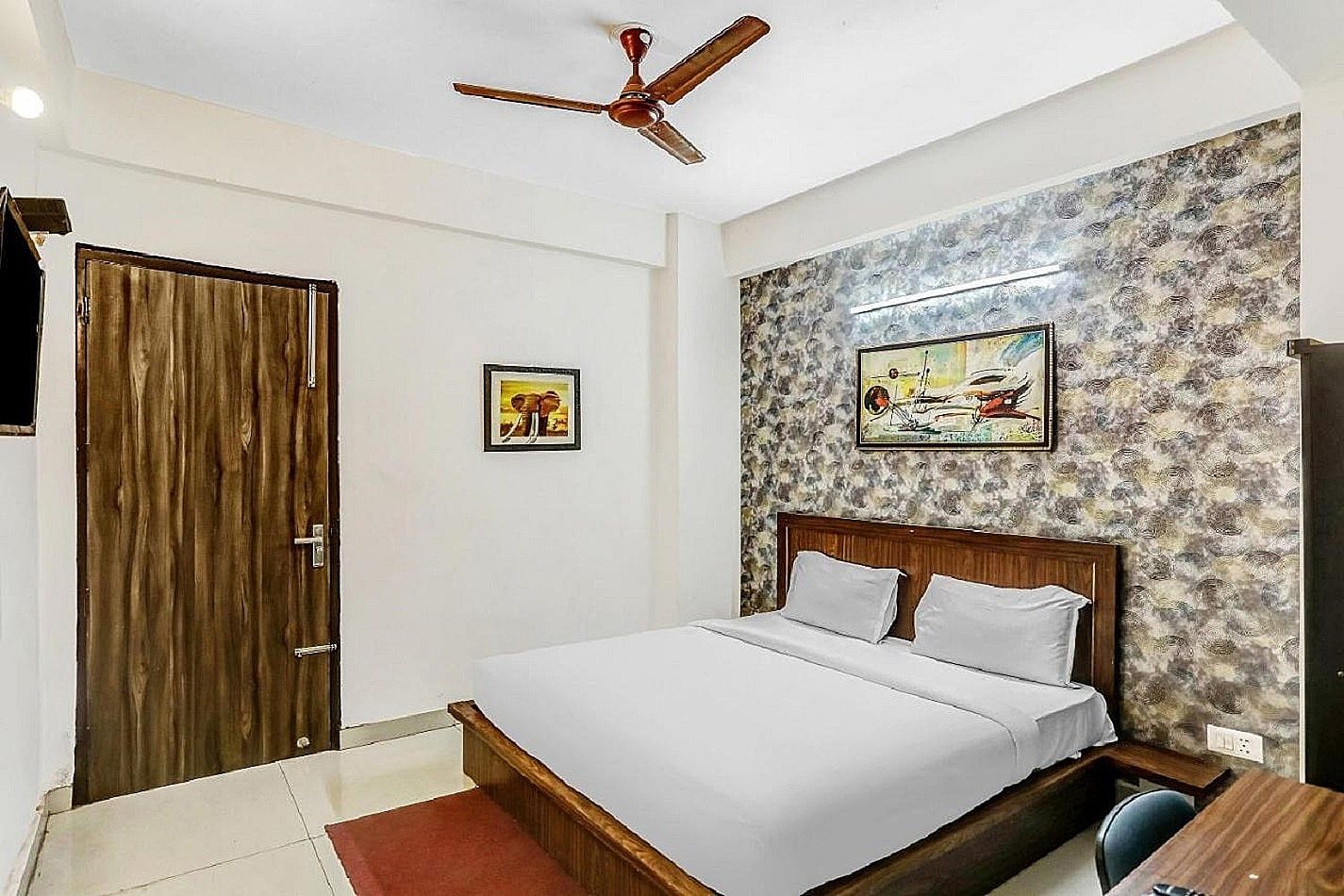 Hotel Noida Continental Double Room 3