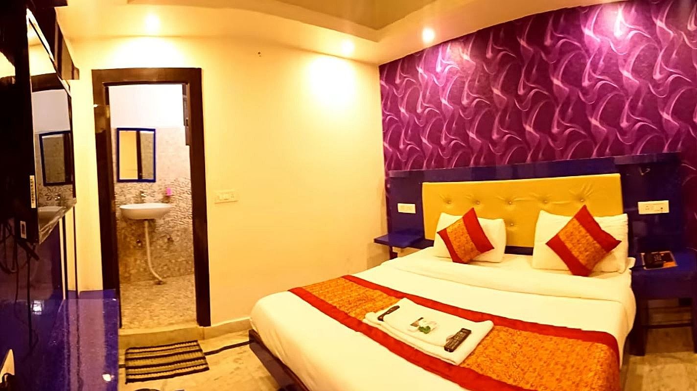 Hotel Noida International Deluxe Room Air-conditioned 3