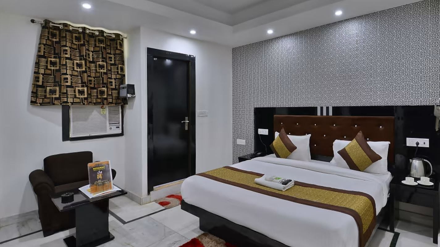 Hotel Noida International Deluxe Room Air-conditioned 2
