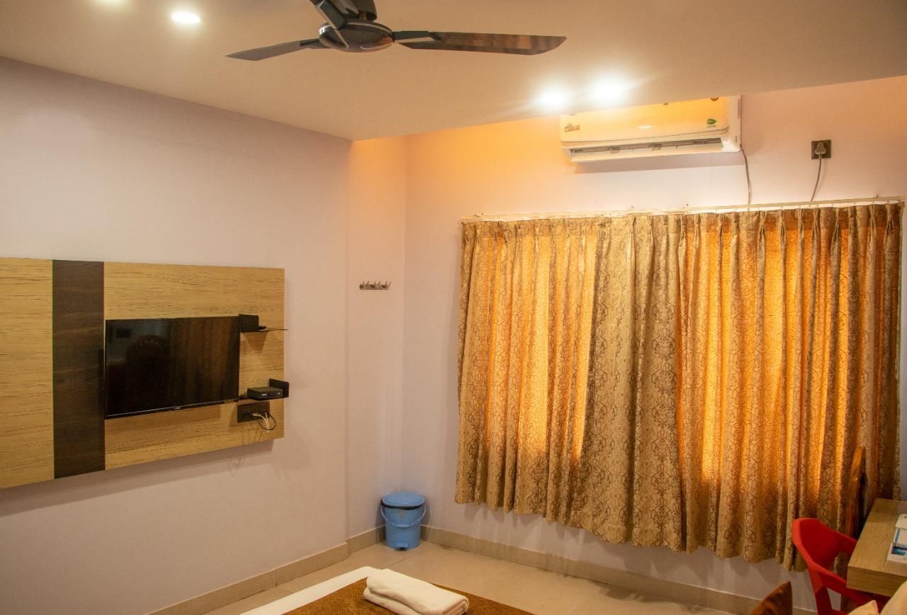  Hotel Om International Deluxe AC Twin Bed 3