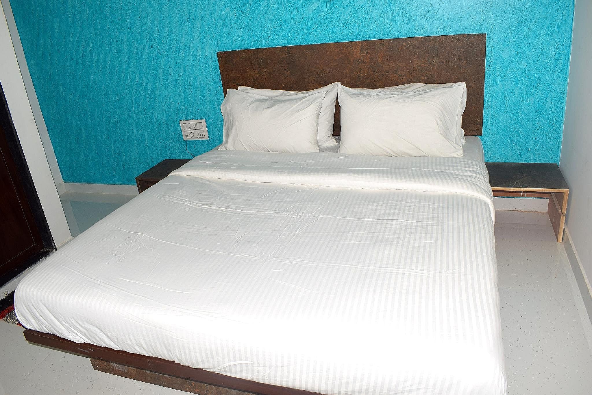 Hotel Peradiot Double Bed AC Room 3