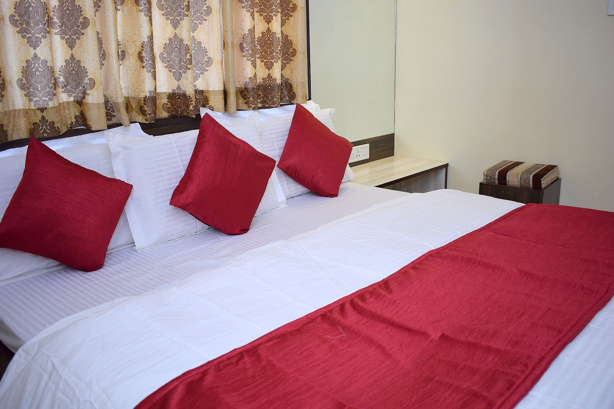 Hotel Peradiot Double Bed AC Room 2