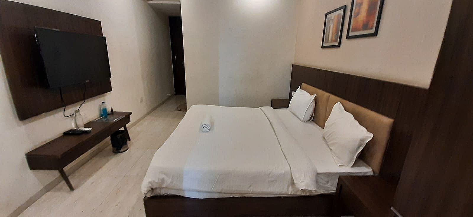 Hotel Privya Surat By Heven Management Deluxe Room 8