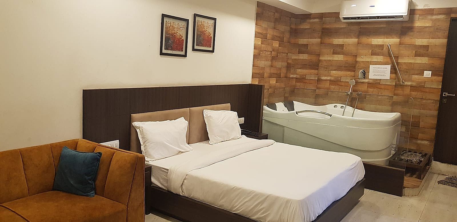 Hotel Privya Surat By Heven Management Deluxe Room 7