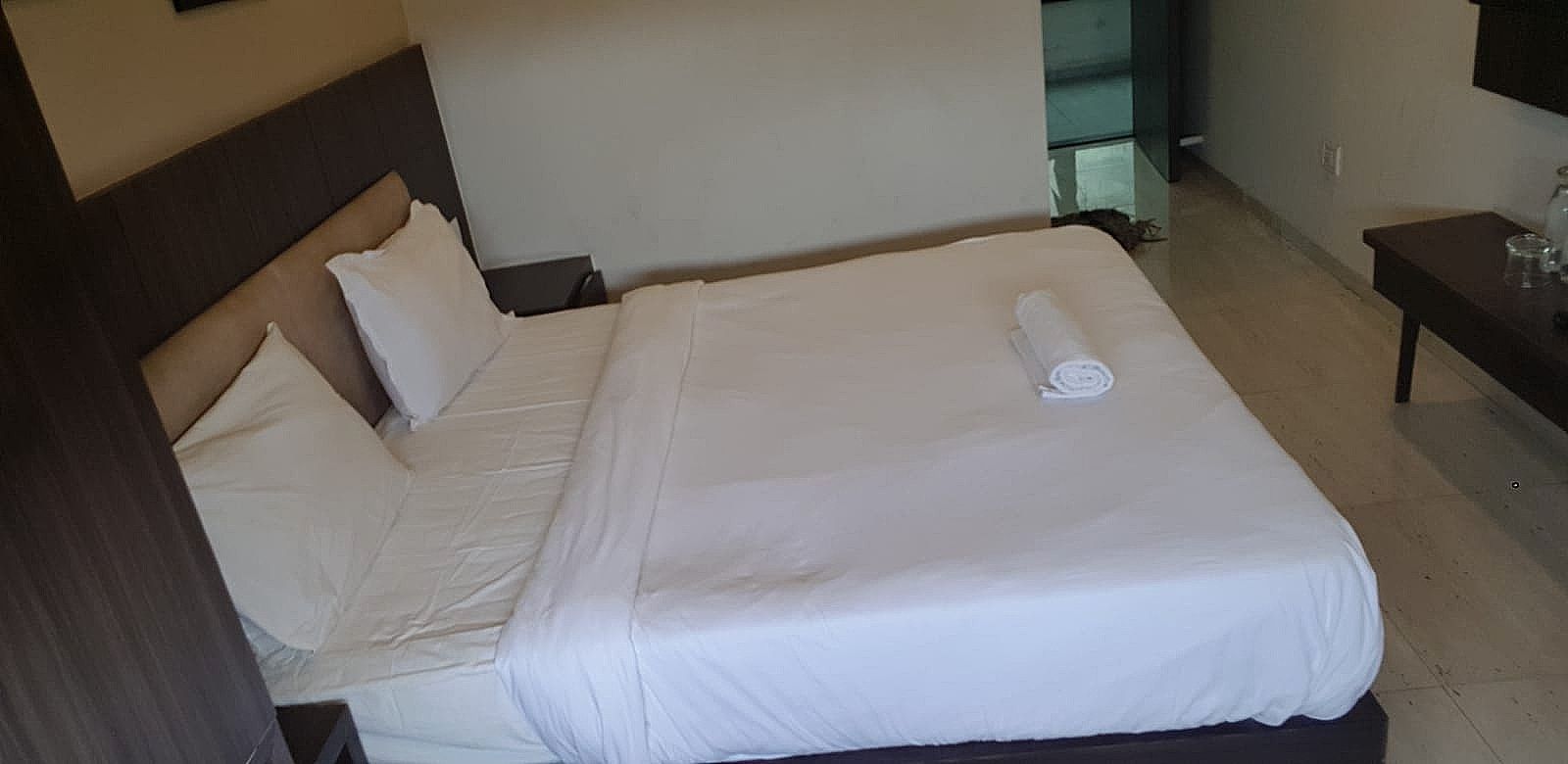 Hotel Privya Surat By Heven Management Deluxe Room 4