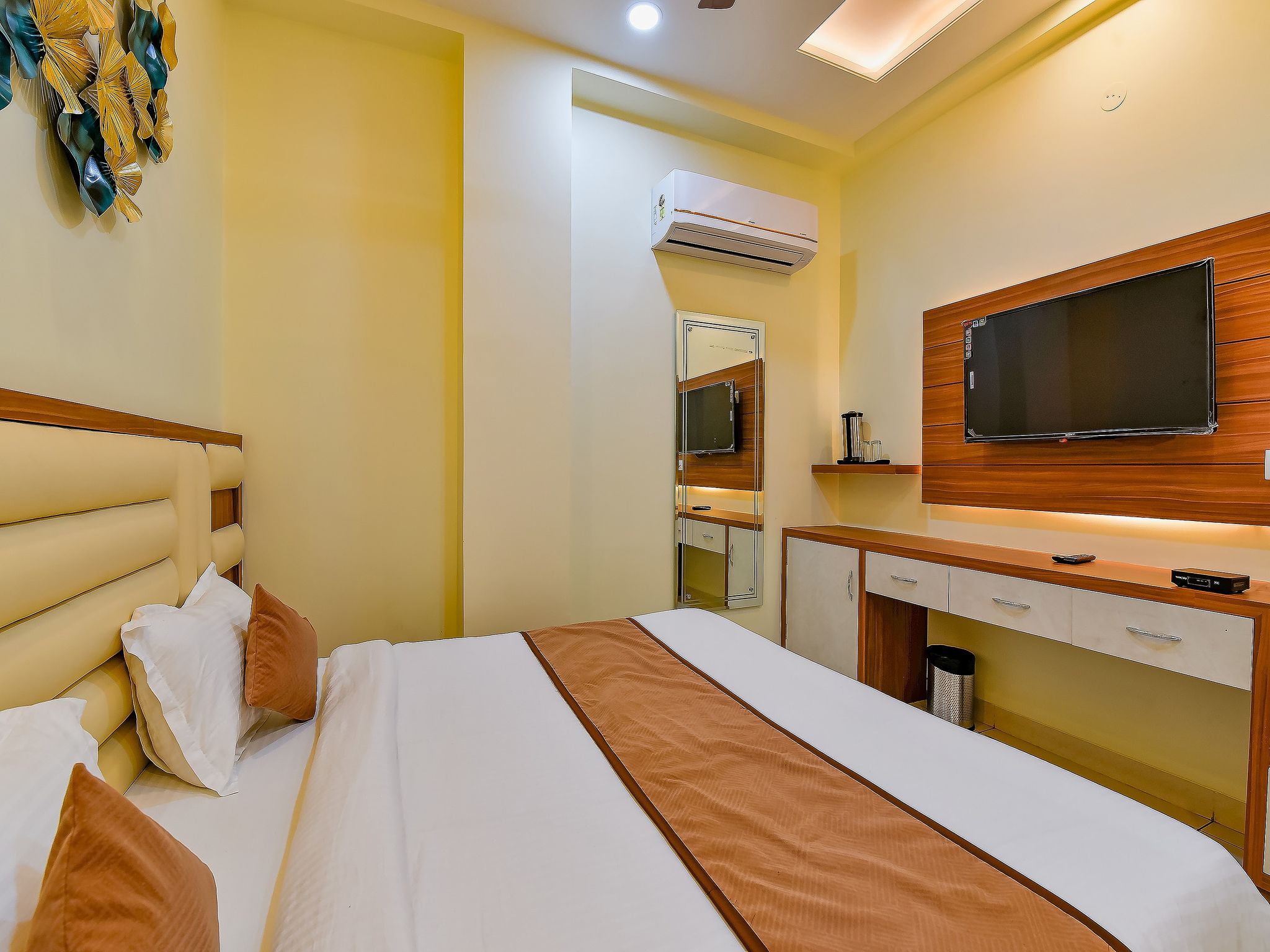 Hotel Purple Orchid Deluxe Room 11