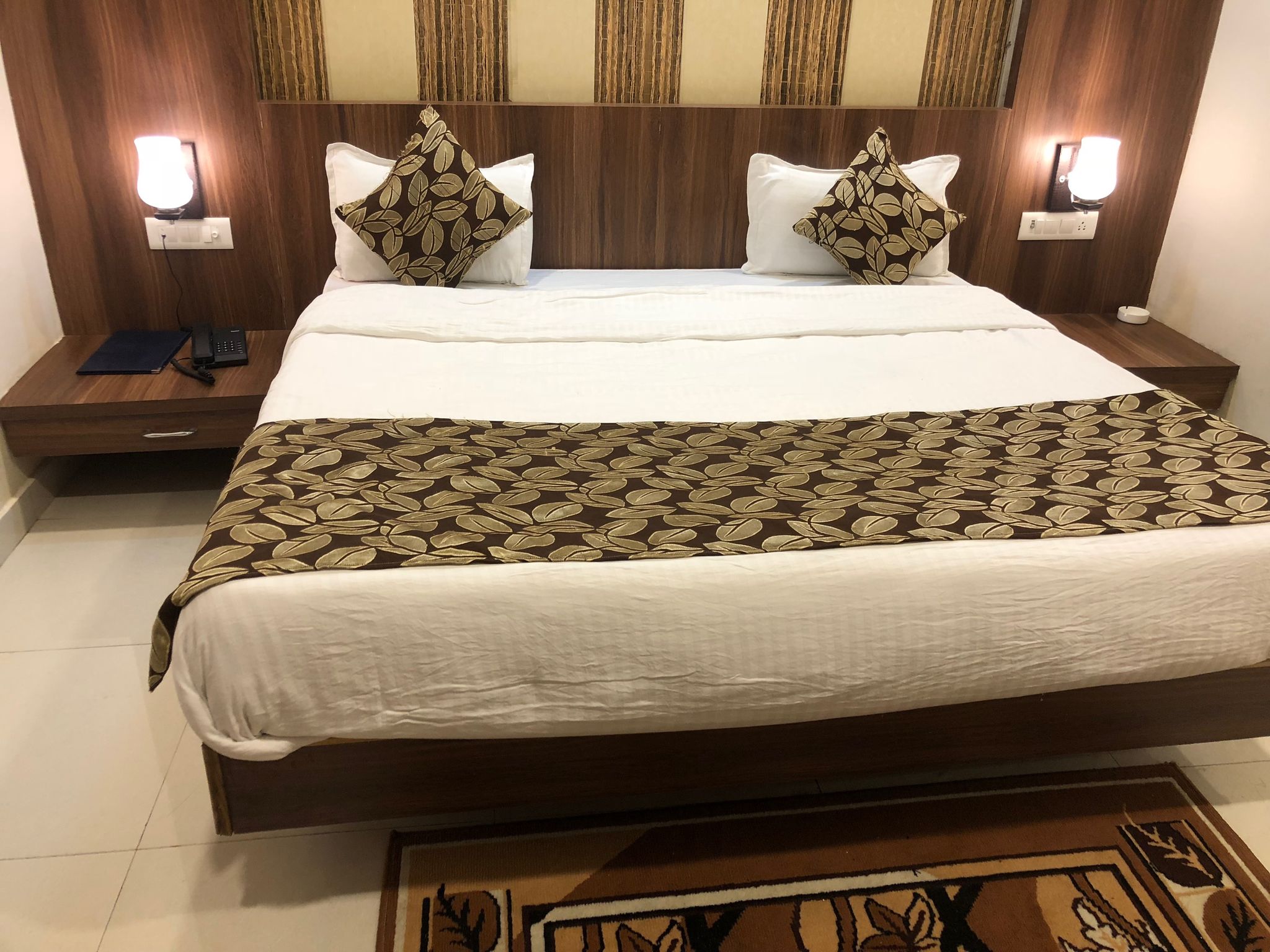 Hotel Rishabh Deluxe Room 3