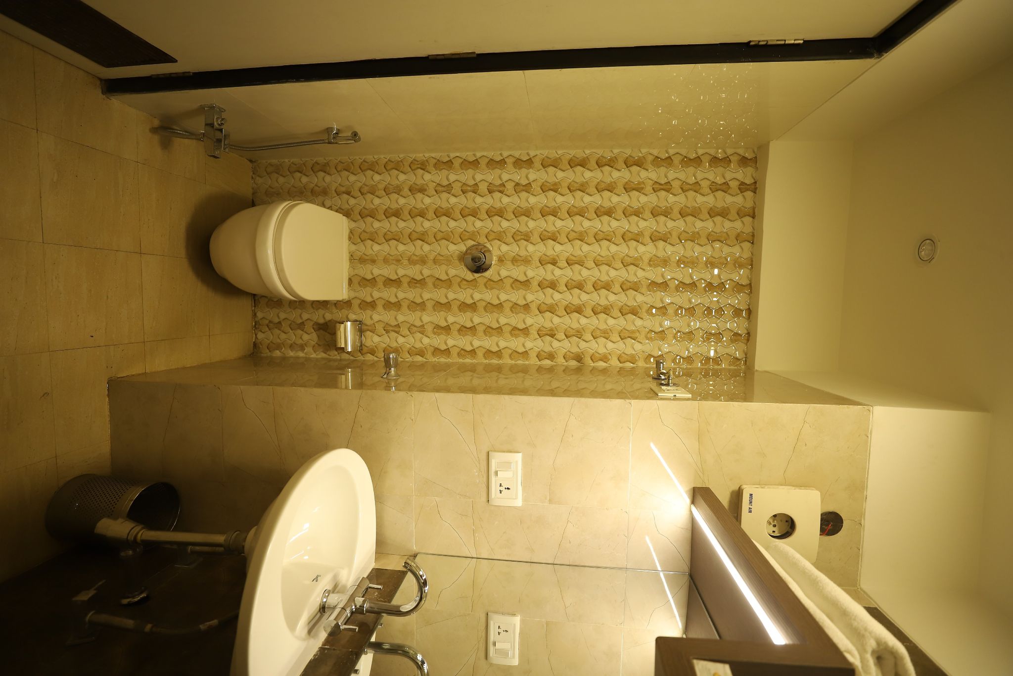 GOLDEN TWIN BED ROOM