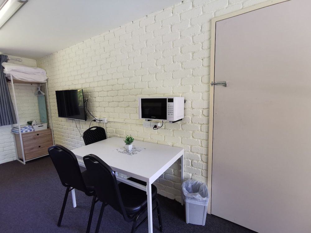 Aquajet Motel Family Suite, 2 Bedrooms, Pool View 9