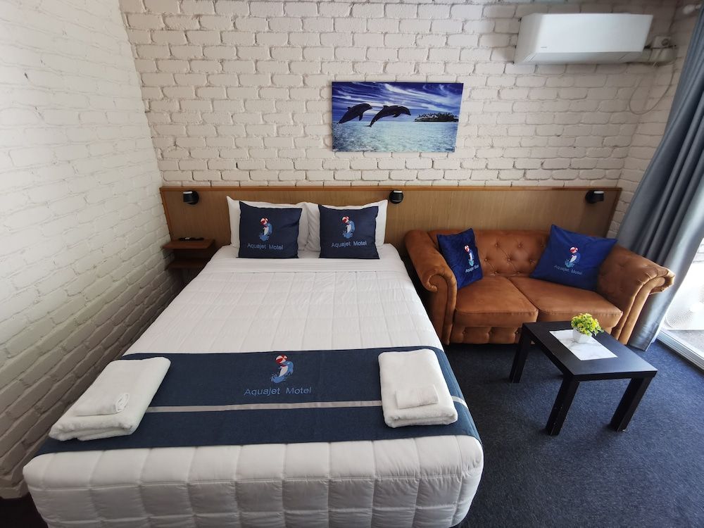 Aquajet Motel Queen Room 3