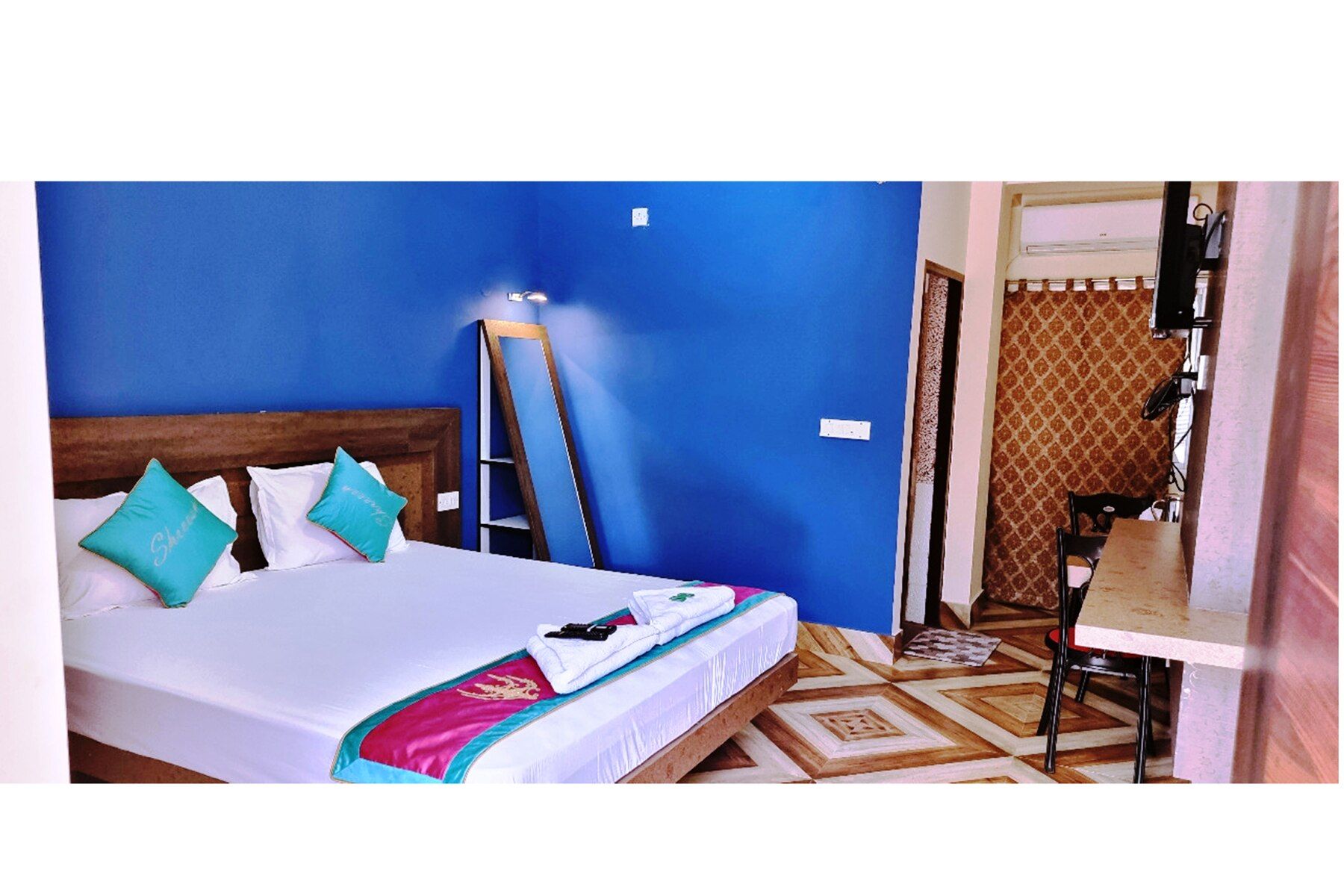 DELUXE AC ROOM