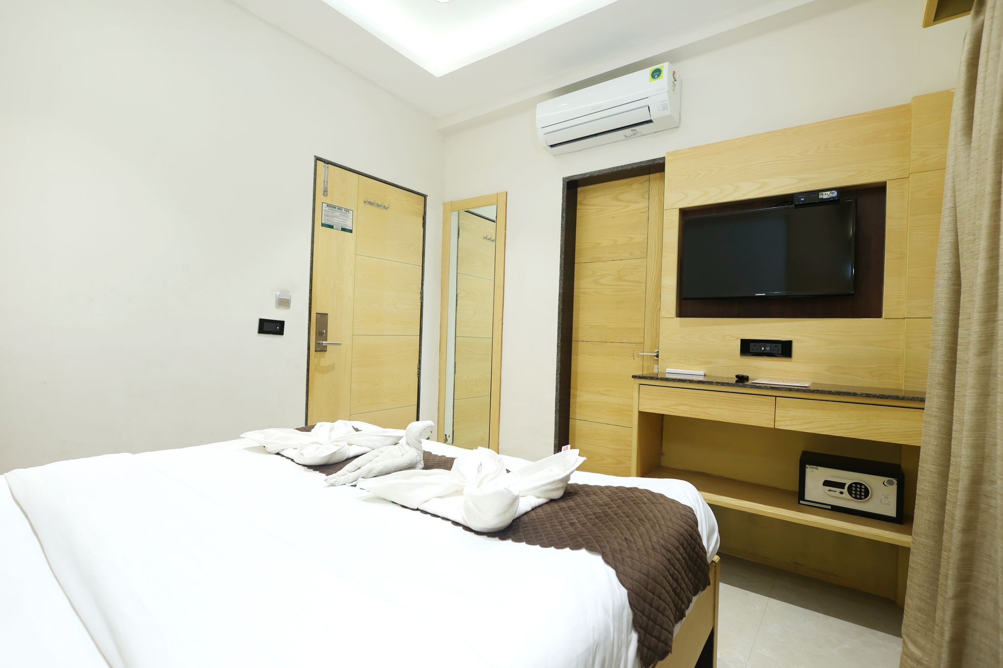 Hotel Sar Kamla Dham Deluxe Room 4