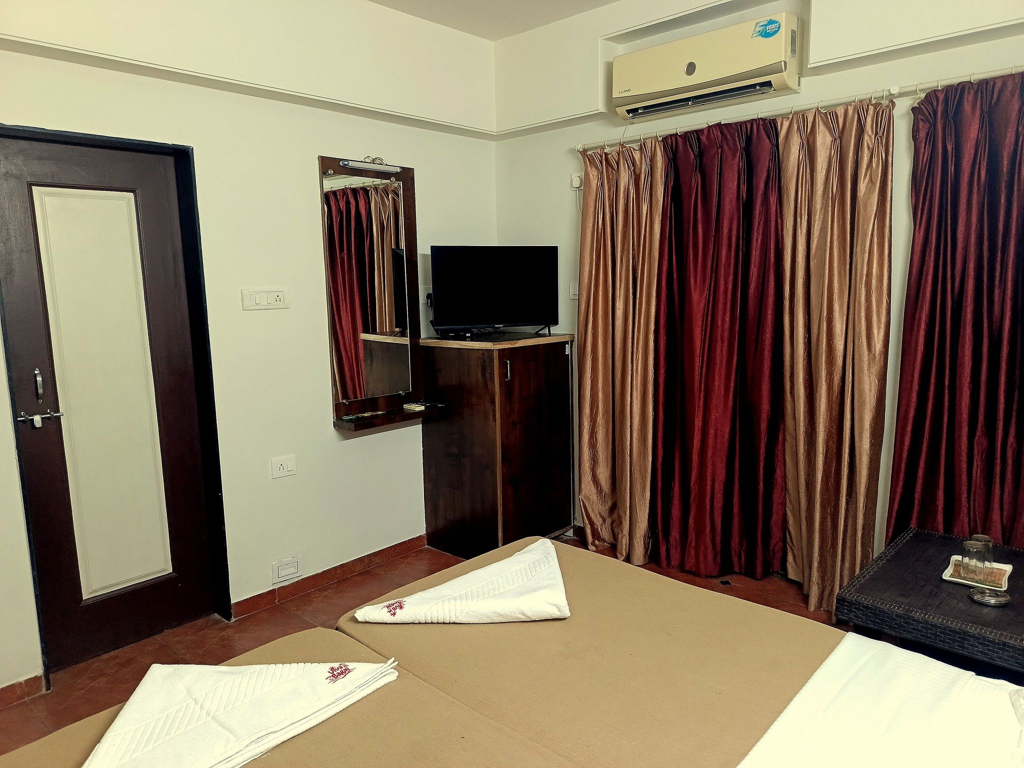 COMPACT ROOM AC 2 BEDS