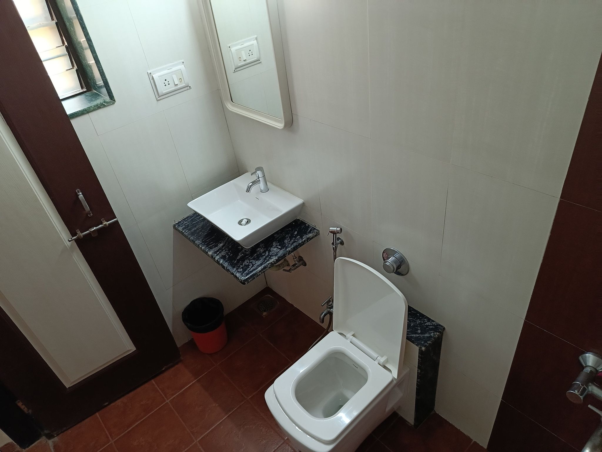 FAMILY ROOM AC 3 BEDS