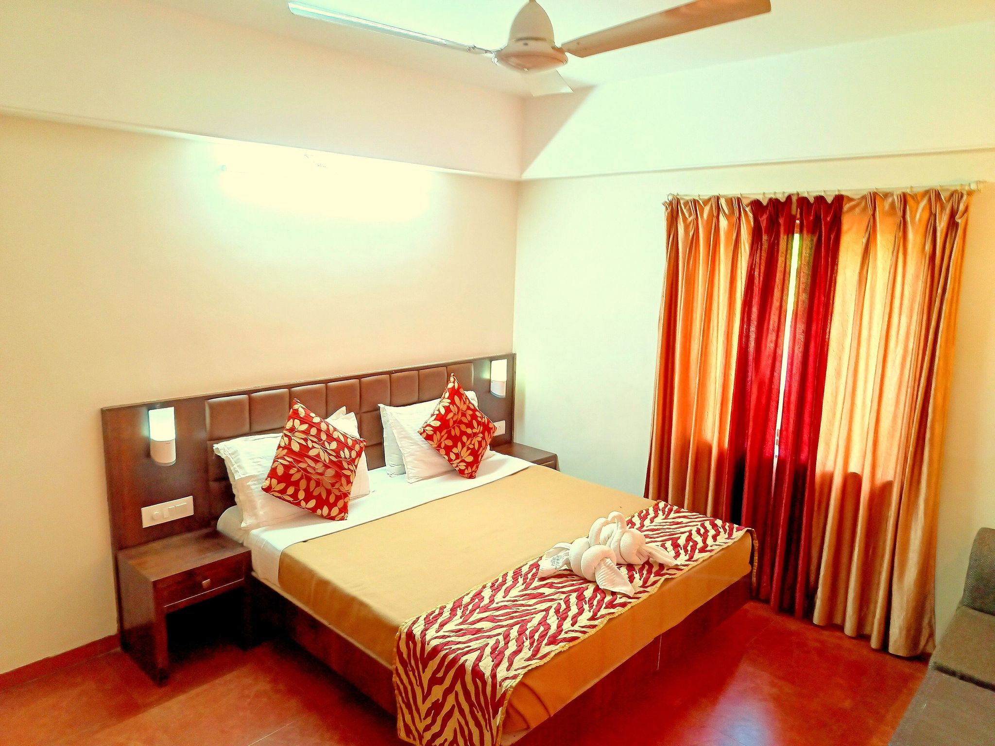 COUPLE ROOM AC QUEEN BED