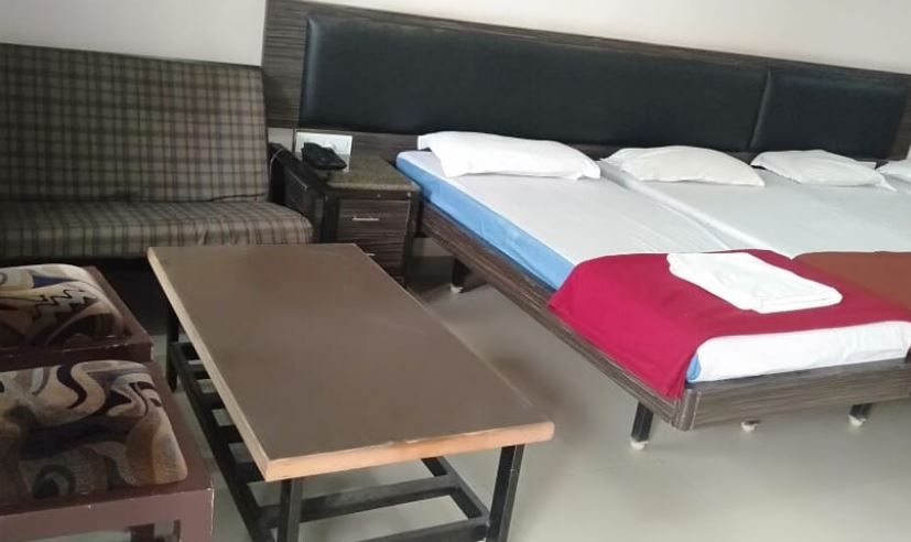 i-ROOMZ Hoysala Residency Standard 3 Bed Non AC Room