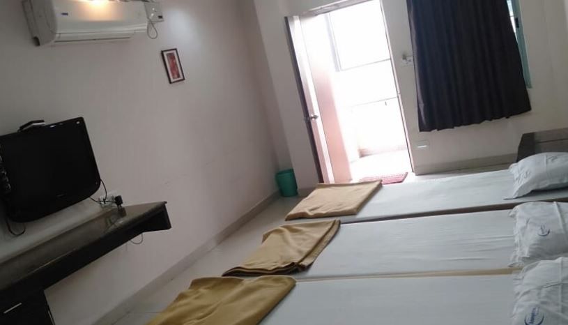 i-ROOMZ Hoysala Residency Standard 3 Bed Non AC Room 2