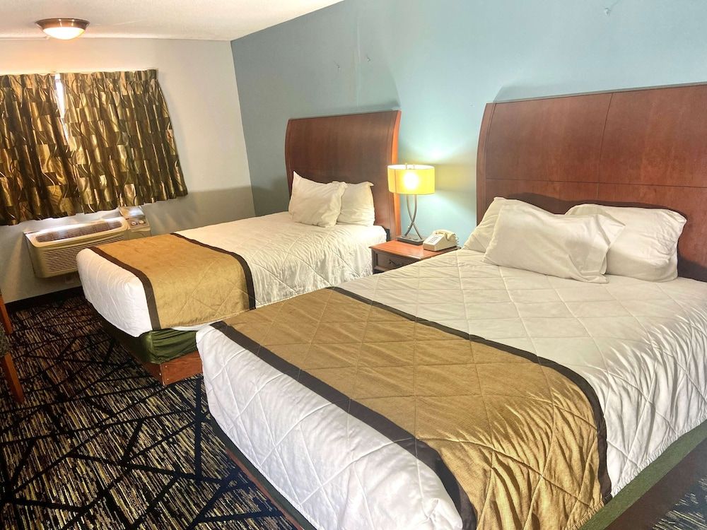 Knights Inn Paxinos Room, 2 Queen Beds, Non Smoking 3