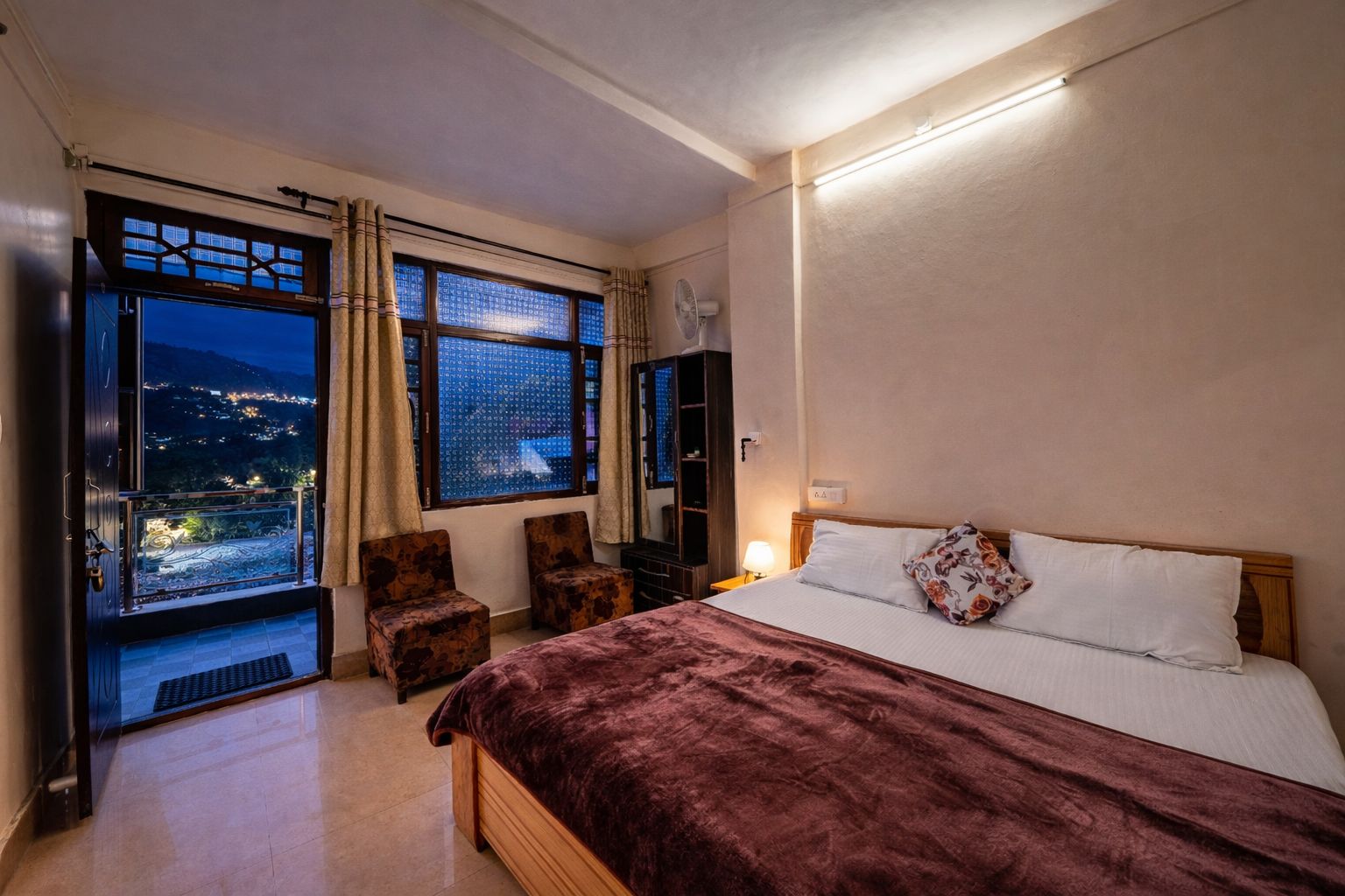 India Hotel - Lake View - Mall Road Nainital 3rd Floor Lake view Standard Room