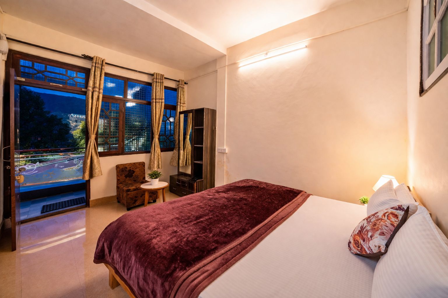 India Hotel - Lake View - Mall Road Nainital 3rd Floor Lake view Standard Room 2