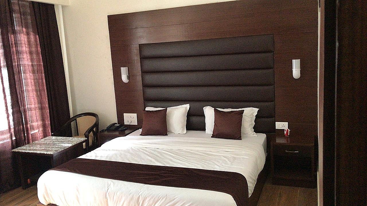 JS Inn Deluxe Room 2