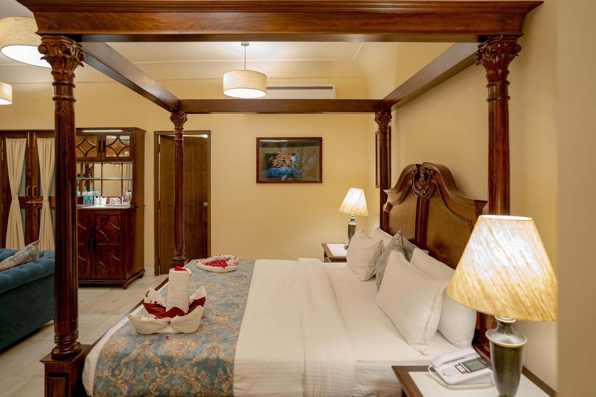 King's Abode Deluxe Twin Bed 4