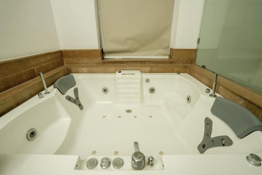 King's Abode Deluxe Twin Bed