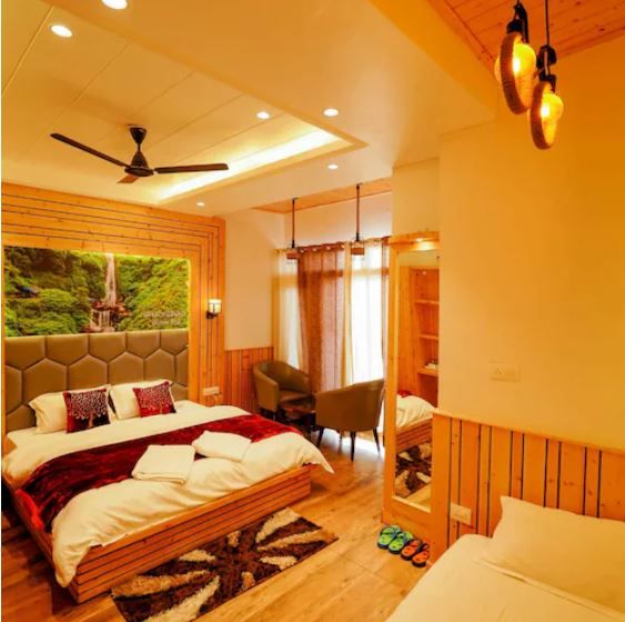 Deluxe Comfort double bedroom wooden interior Market-View private balcony
